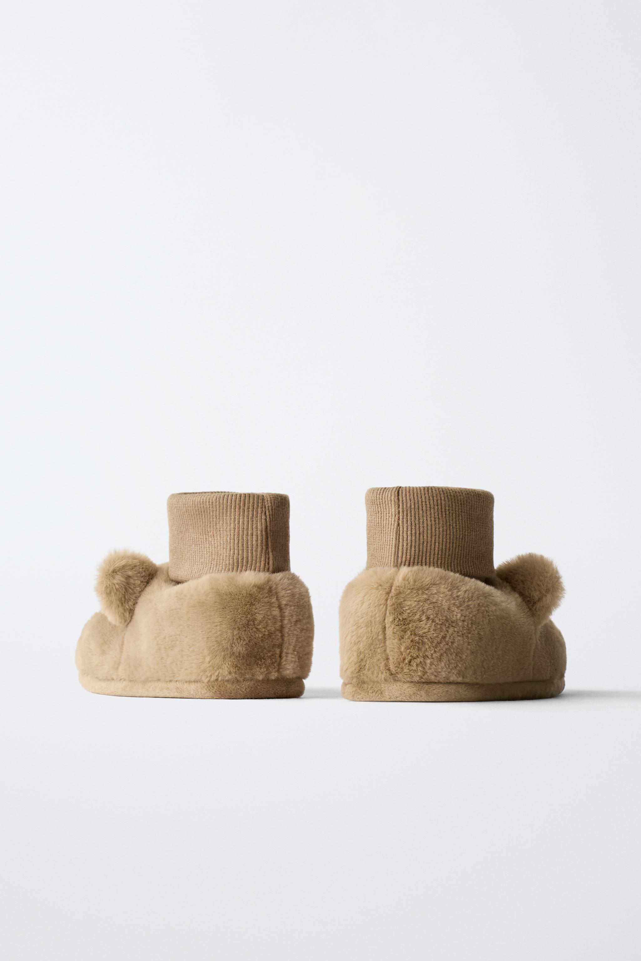 CAPYBARA SLIPPER SOCKS